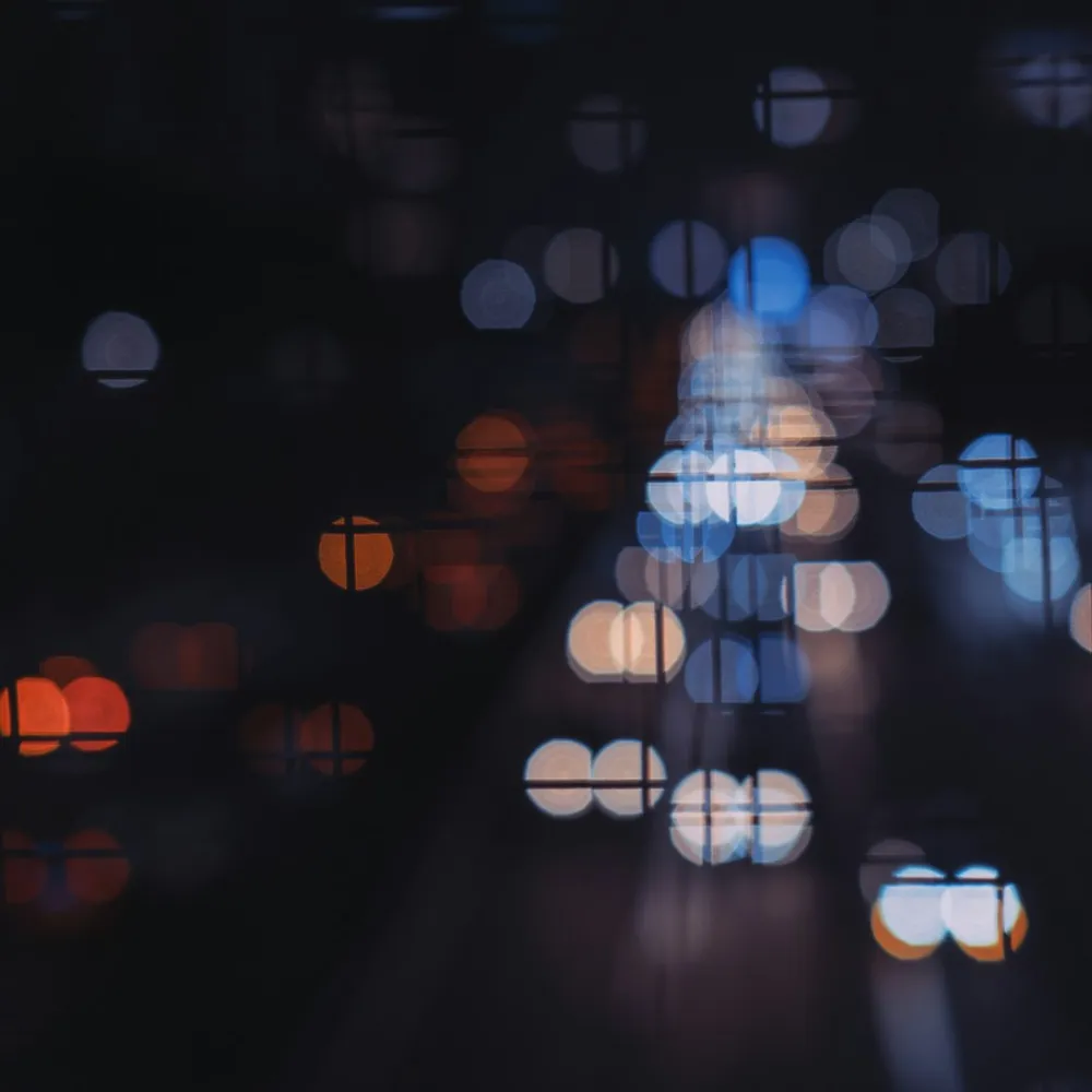 Slørede bylys om natten med bokeh-effekt.