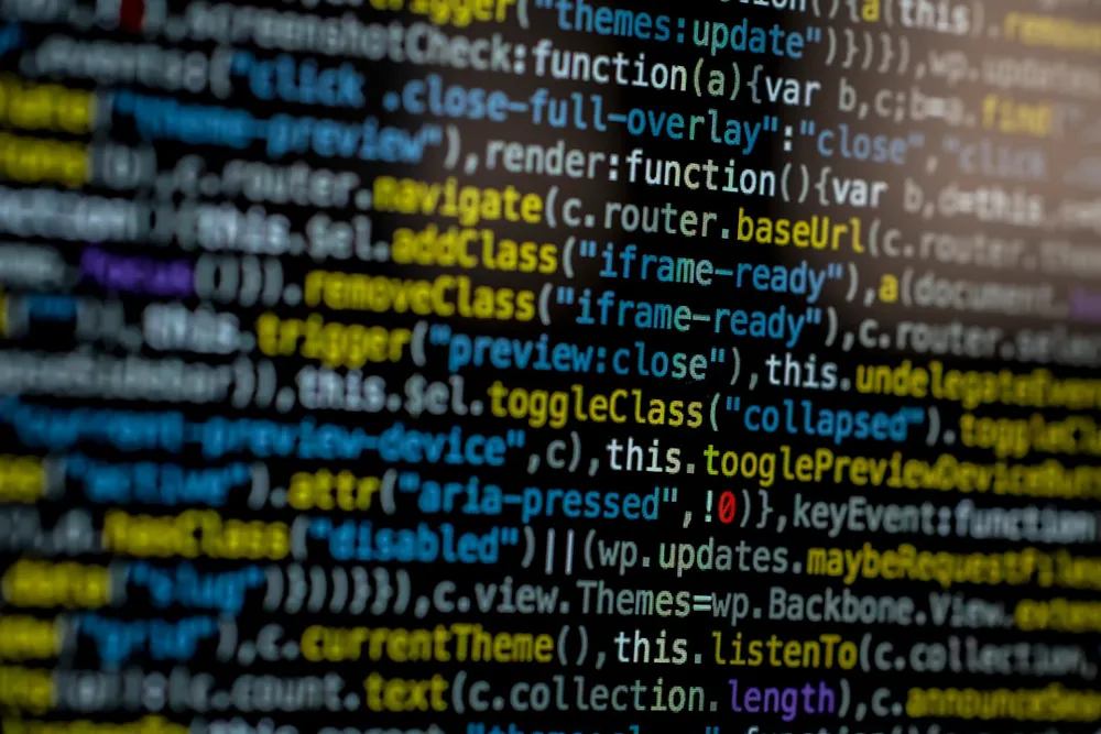 Farverige linjer af computerkode på en skærm.
