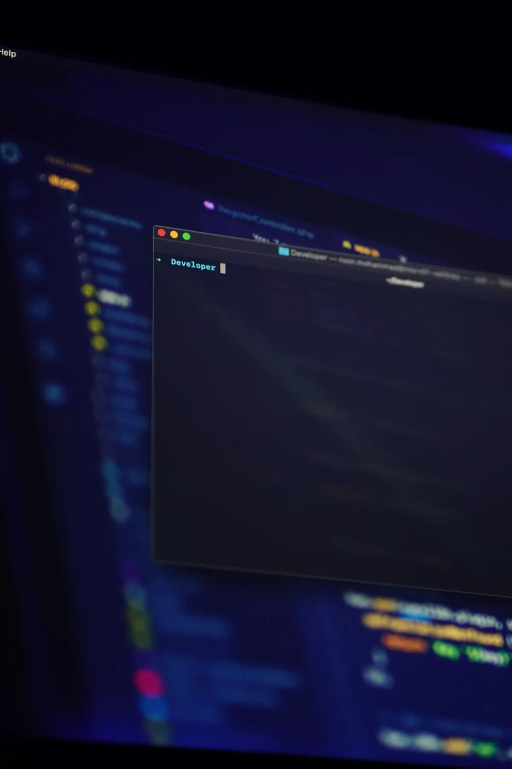 Computerskærm, der viser en kodeditor med et åbent terminalvindue.