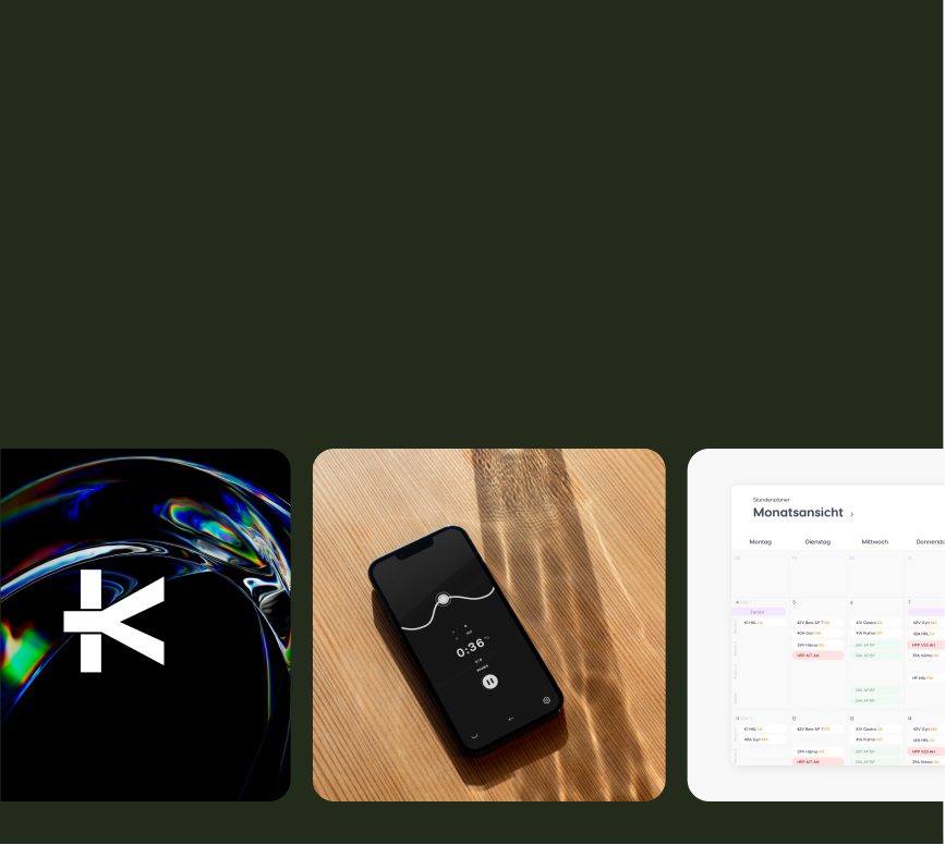 Drei Bilder auf dunkelgrünem Hintergrund. Links ein abstraktes Kunstwerk mit einem stilisierten weißen 'K'. In der Mitte ein Smartphone auf einem Holztisch mit einer Timer-App auf dem Bildschirm. Rechts ein Tablet mit einer Monatsansicht eines Kalenders.