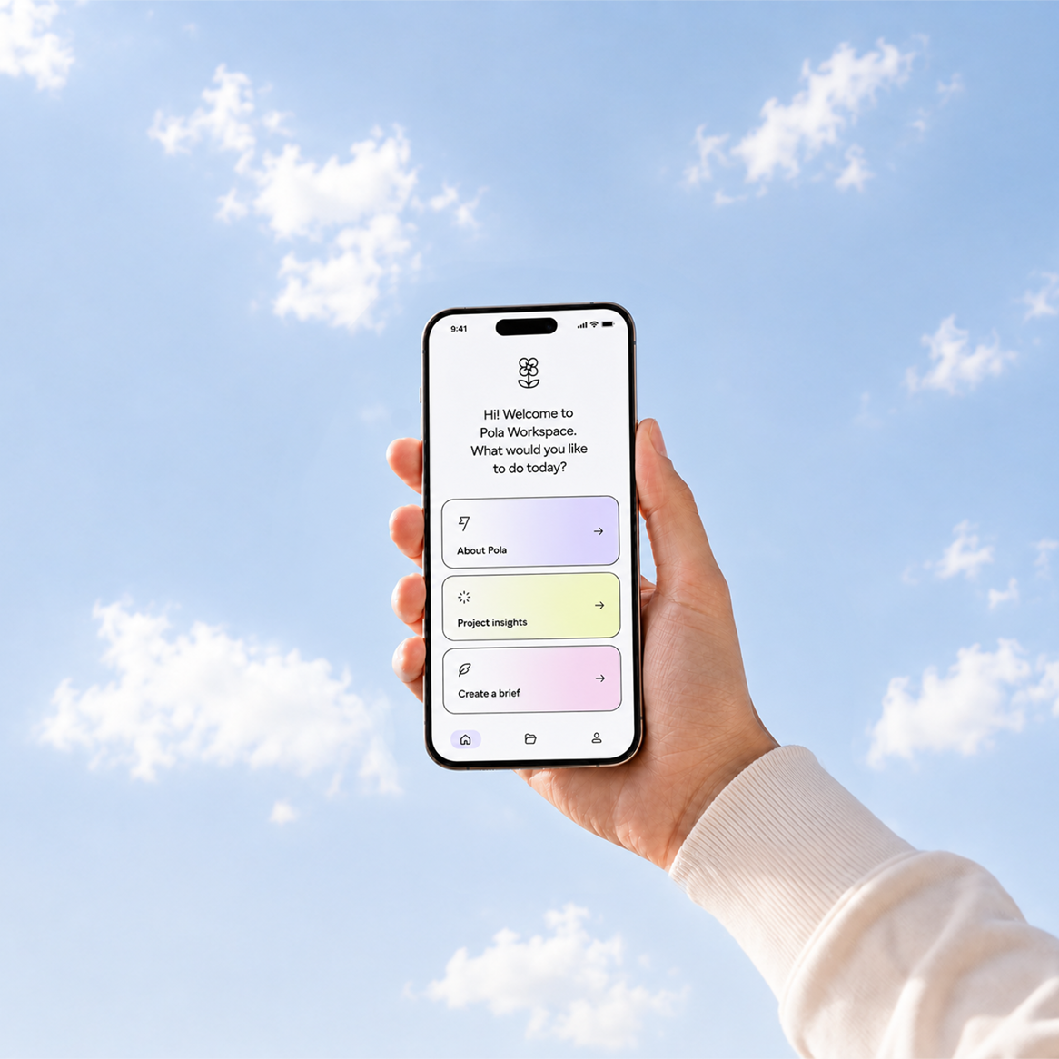 Eine Hand hält ein Smartphone vor einem blauen Himmel mit weißen Wolken. Auf dem Bildschirm steht 'Hi! Welcome to Pola Workspace. What would you like to do today?' mit Optionen 'About Pola', 'Project insights', 'Create a brief'.