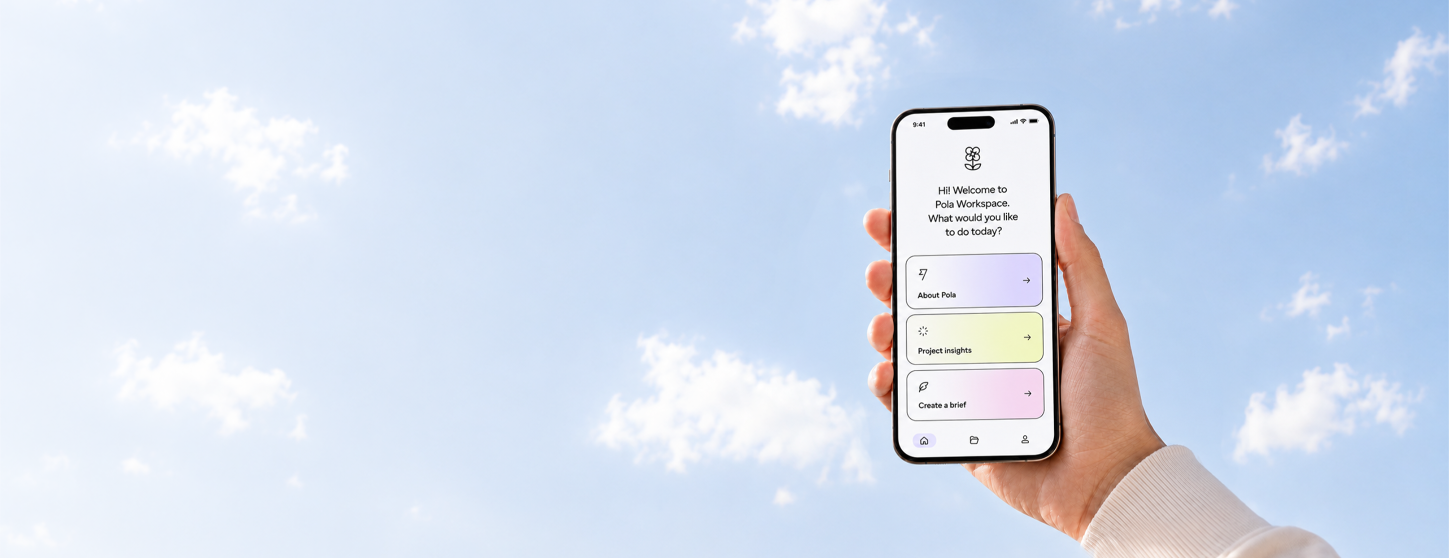 Hand hält ein Smartphone, auf dem die Pola-Workspace-Oberfläche vor blauem Himmel zu sehen ist.