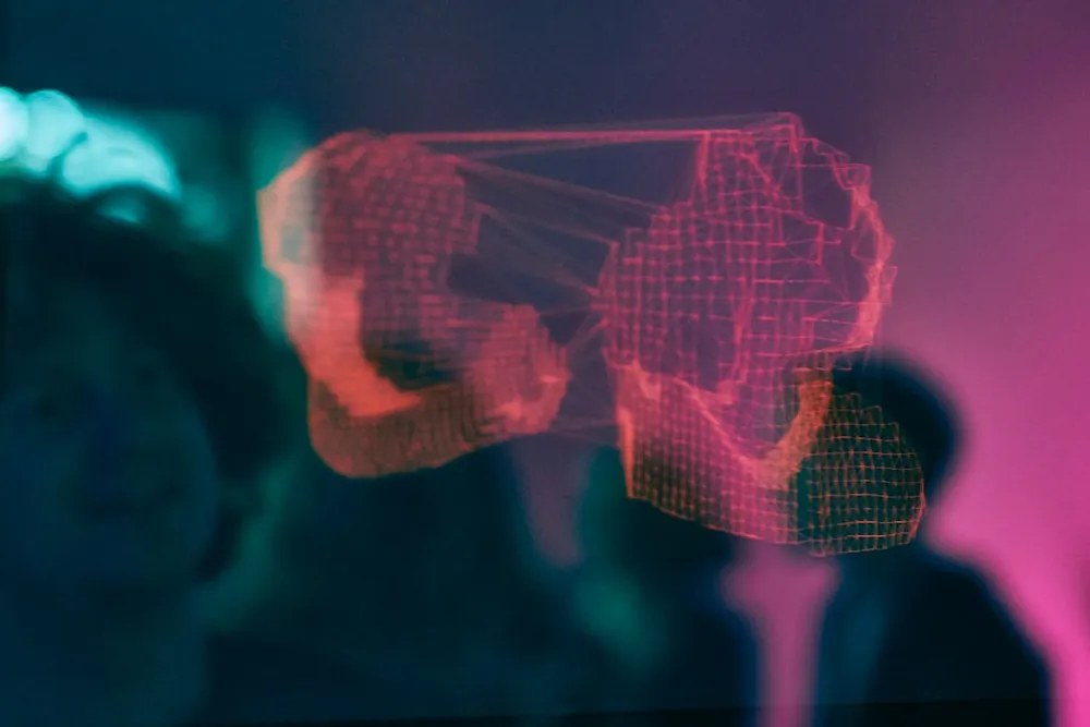 Holografisk rød wireframe-projektion i et mørkt rum.