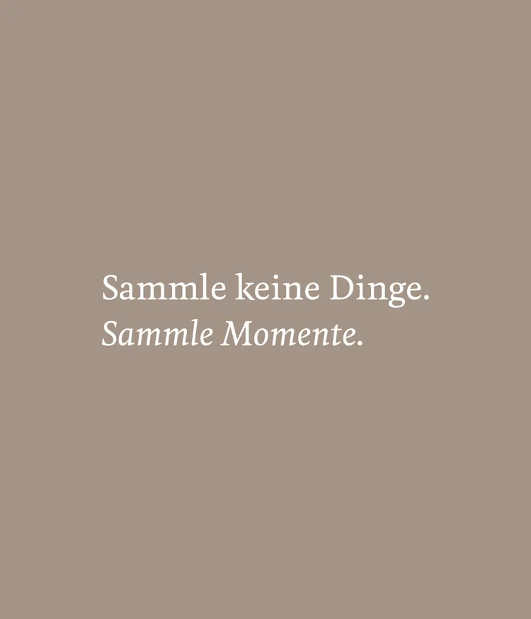 Inspirational quote in German on a brown background.