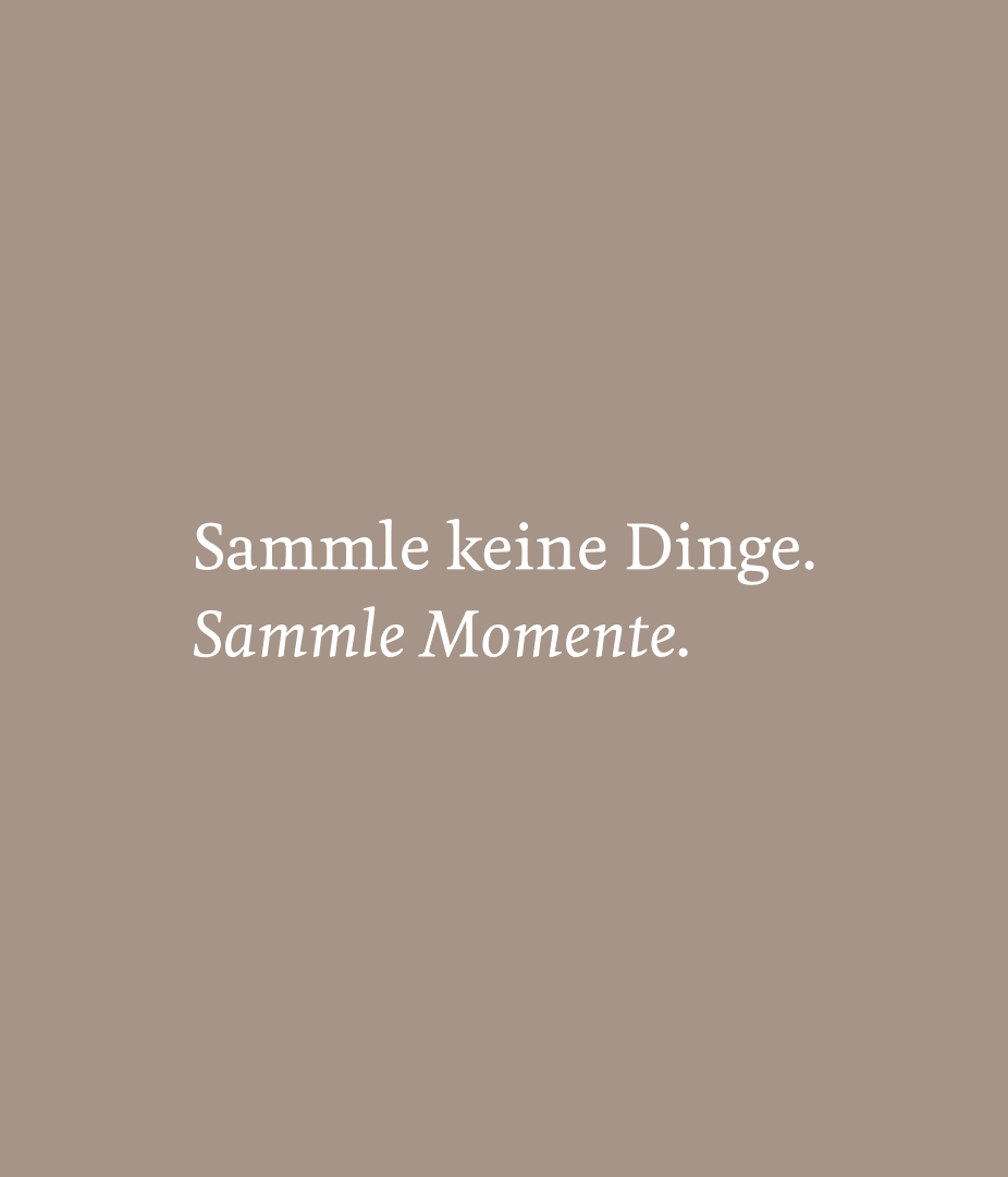 Inspirational quote in German on a brown background.