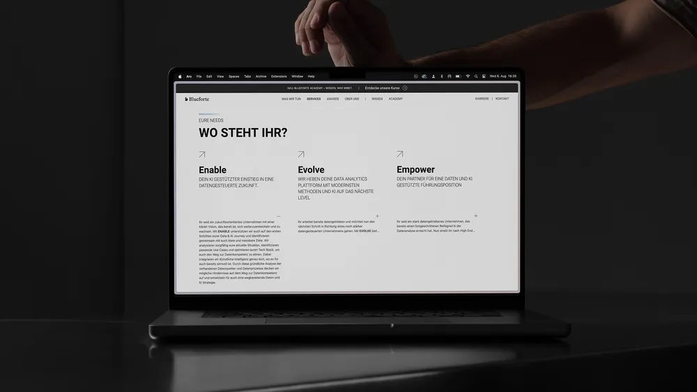 Laptop displaying a webpage with text in German.