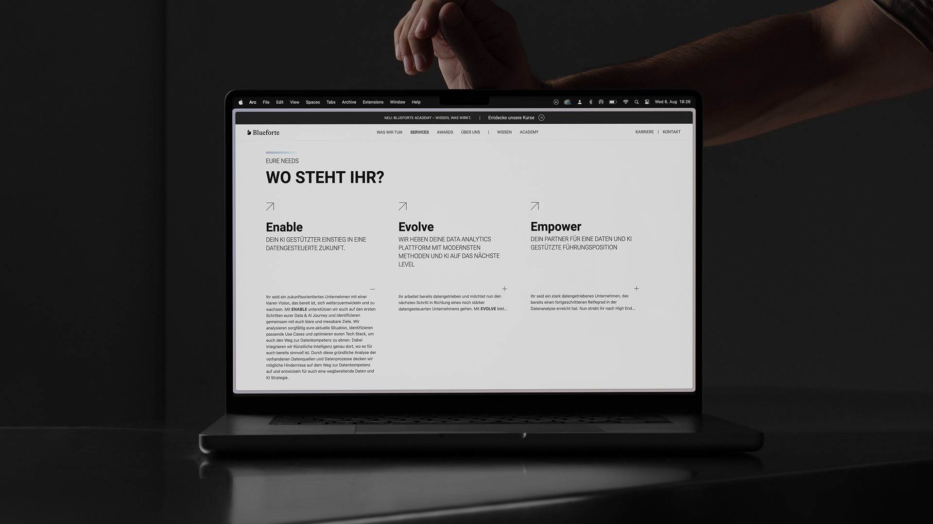 Laptop displaying a webpage with text in German.