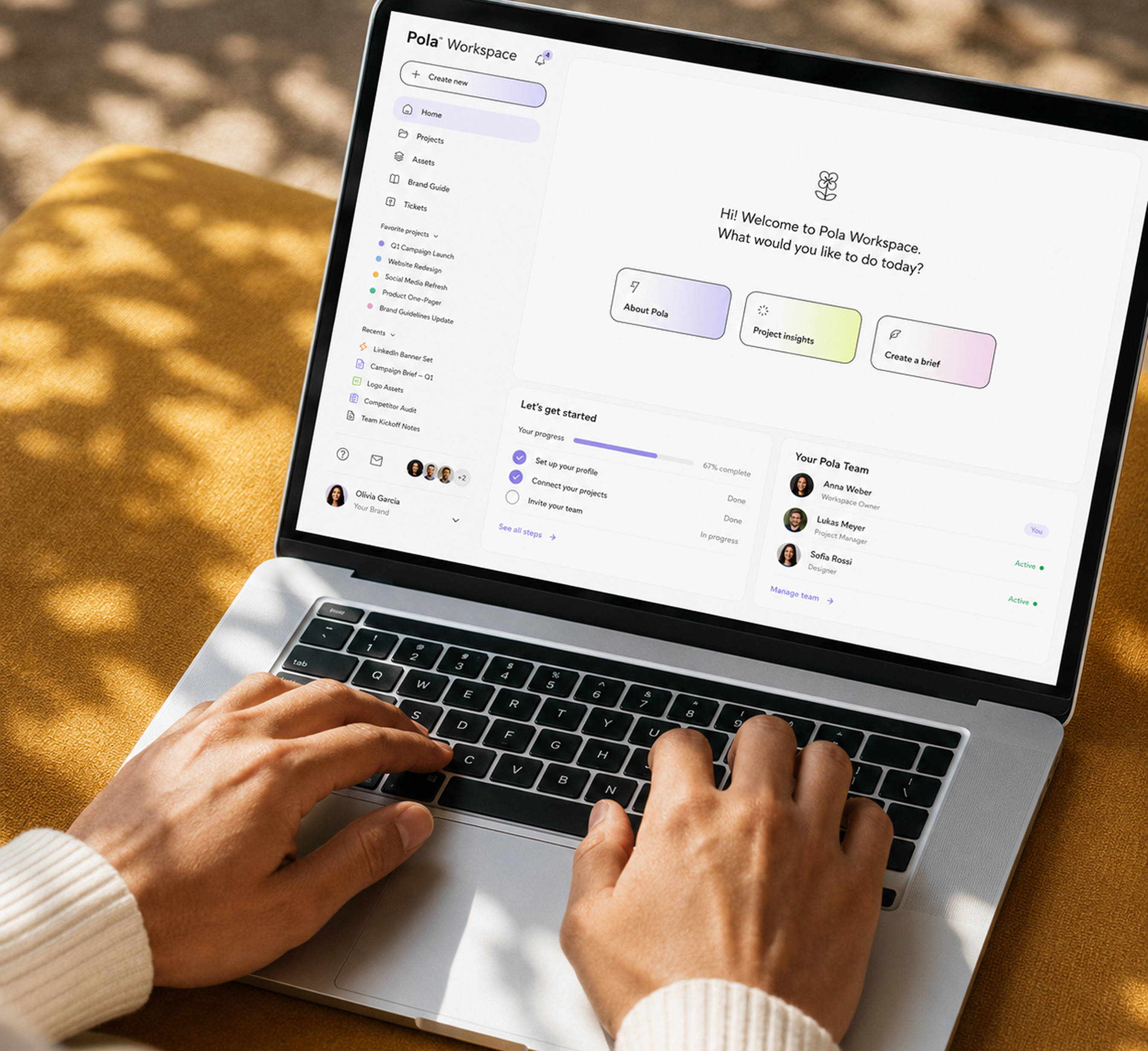 Laptop mit Pola Workspace Dashboard