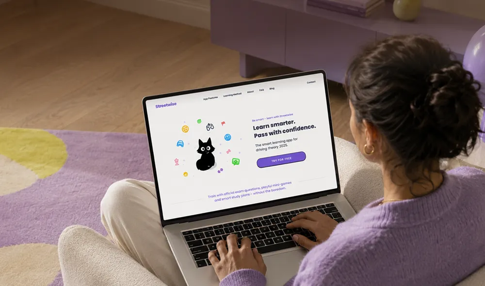 ノートパソコンで、猫のキャラクターとカラフルなアイコンが表示された学習アプリを使っている人です。運転免許の学科試験に向けた、より効率的な学習を紹介しています。