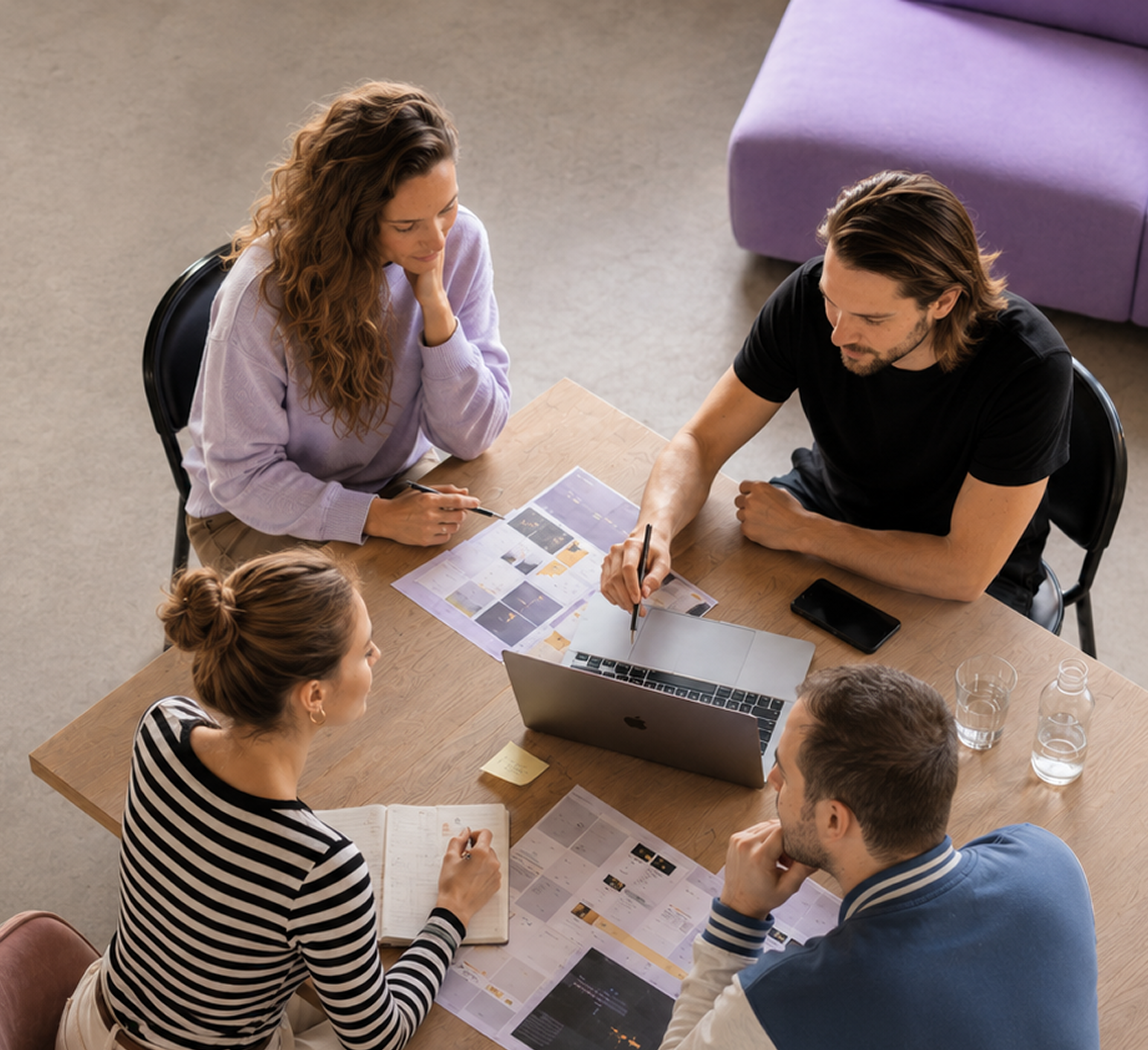 Team bei der gemeinsamen Planung an einem Tisch